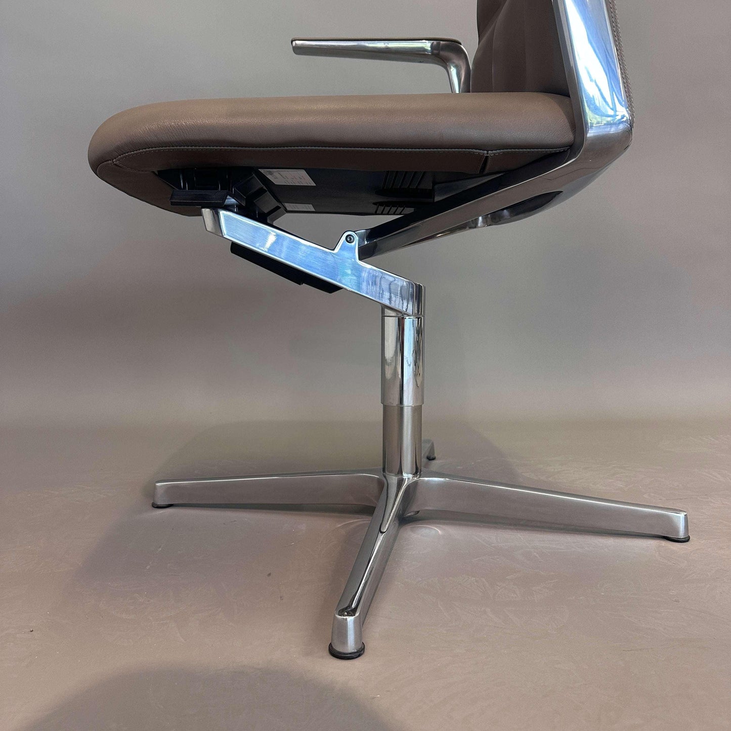 Walter Knoll Lead Chair brauner Lederstuhl mit verstellbarer Rückenlehne und Drehfunktion auf Metallfuß