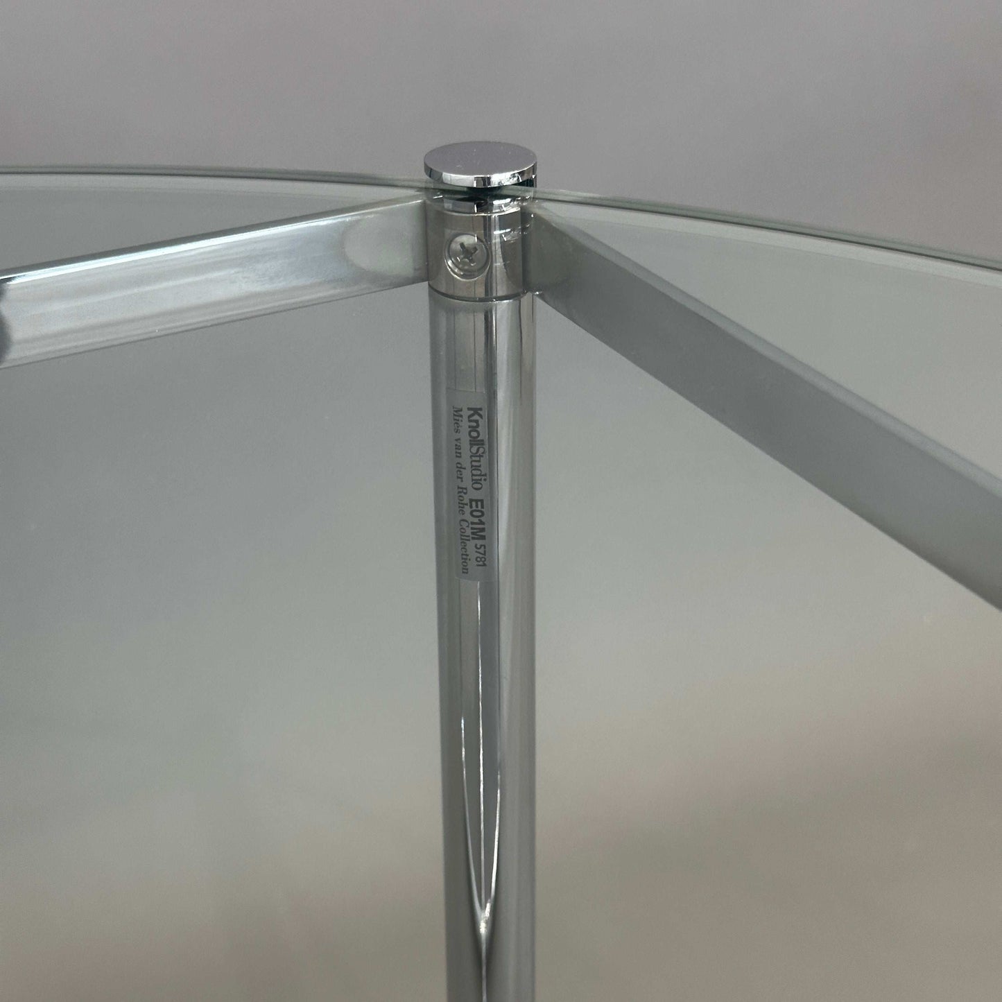 Walter Knoll MR Couchtisch mit chromglänzendem Edelstahlgestell und Glasplatte, designed von Ludwig Mies van der Rohe