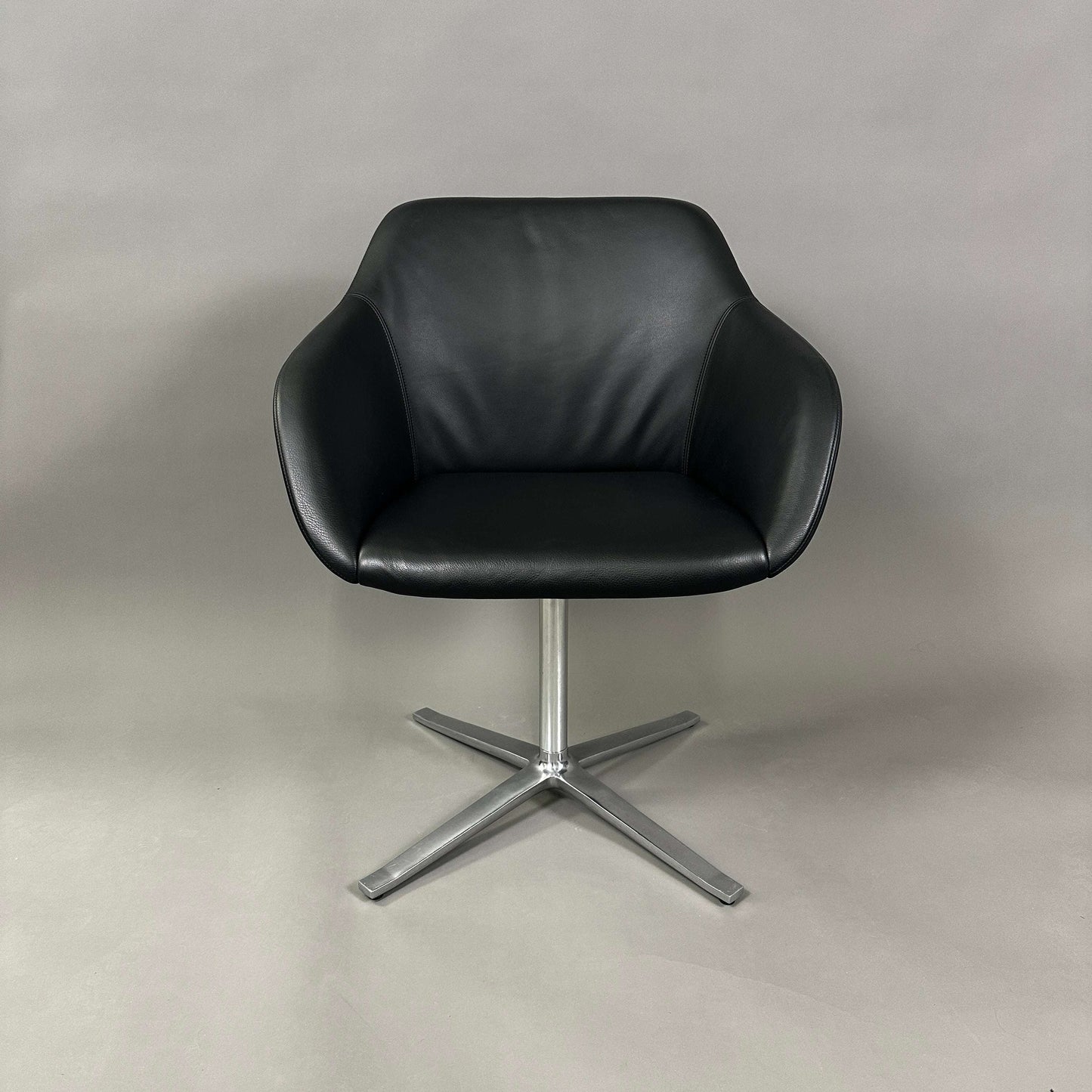 Walter Knoll Turtle Chair schwarzer Lederstuhl mit Aluminiumgestell und Kunststofffüßen, modernes Design von Pearson Lloyd
