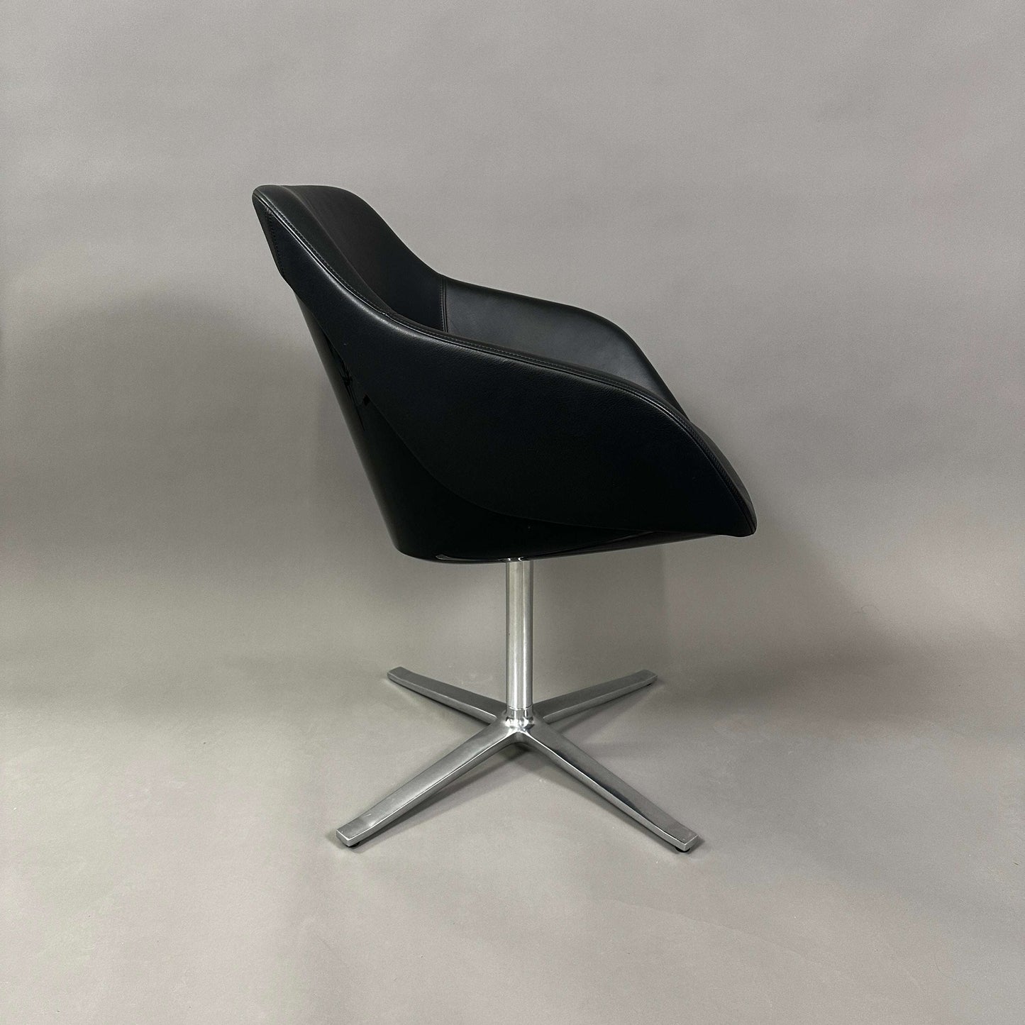 Walter Knoll Turtle Chair schwarzer Lederstuhl mit Aluminiumgestell und modernem Design von Pearson Lloyd