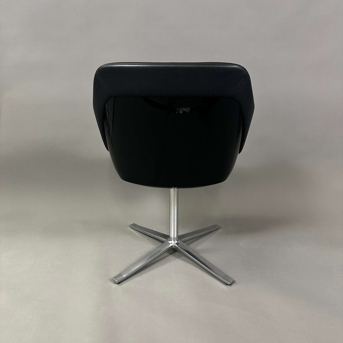 Walter Knoll Turtle Chair in schwarzem Leder mit Aluminiumgestell von hinten fotografiert