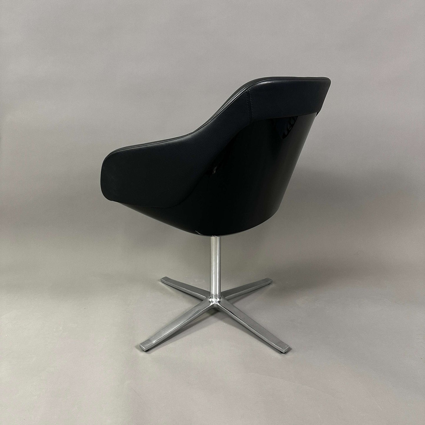 Walter Knoll Turtle Chair schwarzer Ledersessel mit Aluminiumgestell, modern und ergonomisch designed von Pearson Lloyd