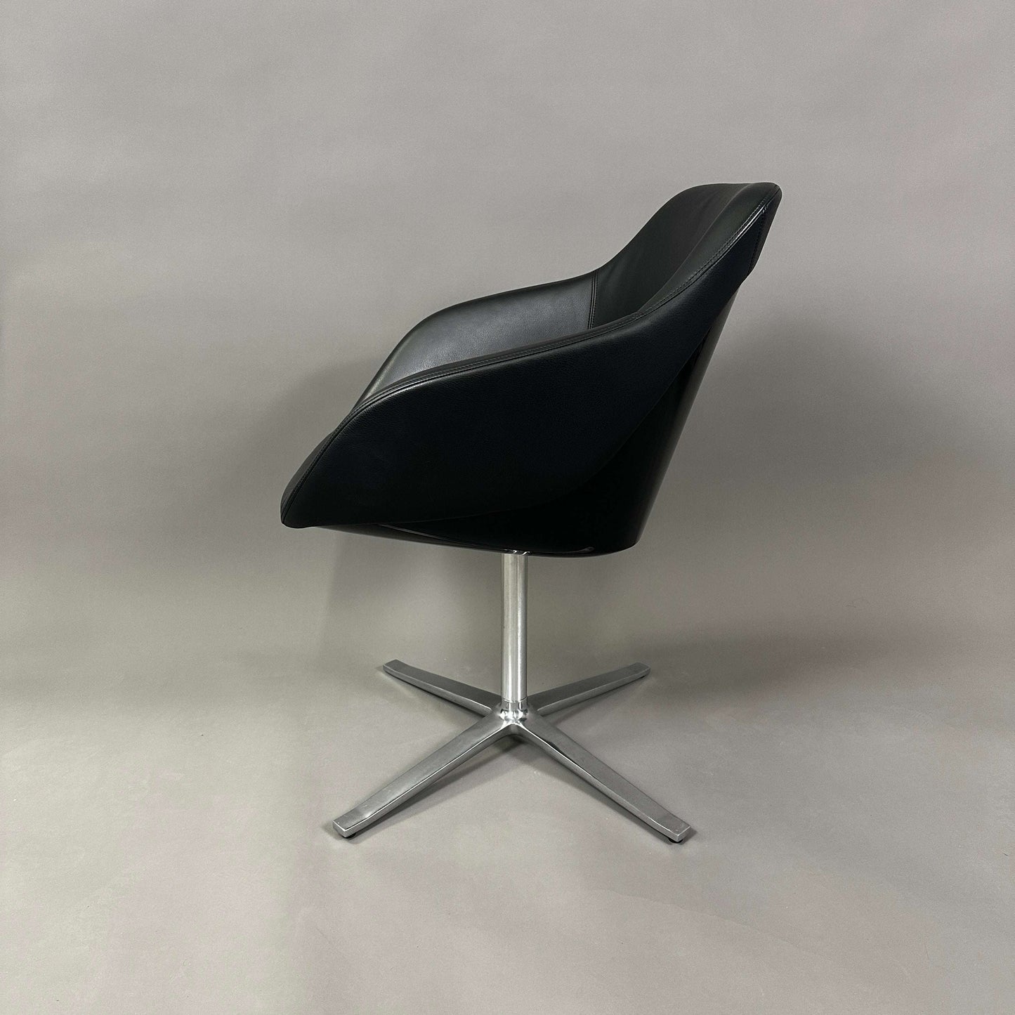 moderner Walter Knoll Turtle Chair in schwarzem Leder mit Aluminiumgestell matt