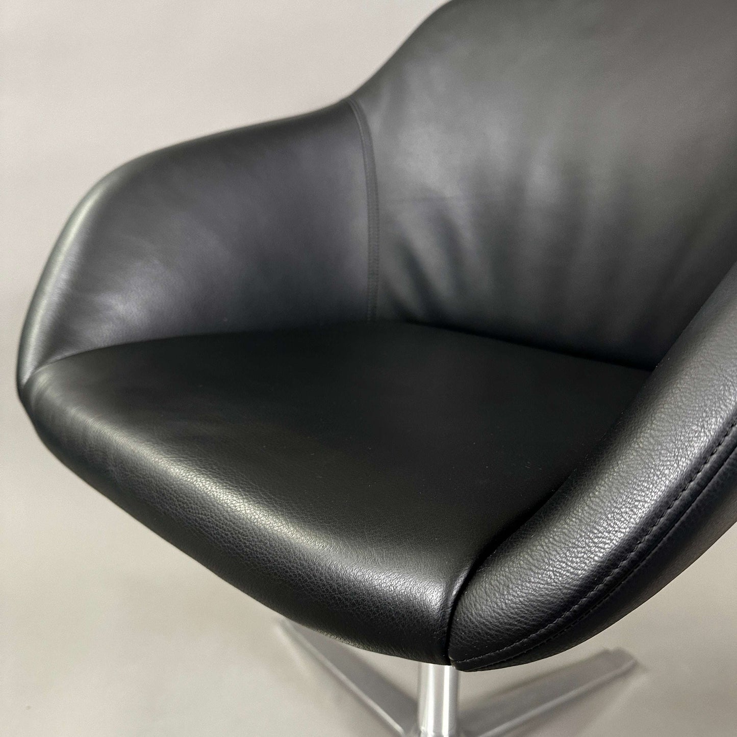 Walter Knoll Turtle Chair Leder schwarz mit Aluminiumgestell matt und Kunststoffeinsatz