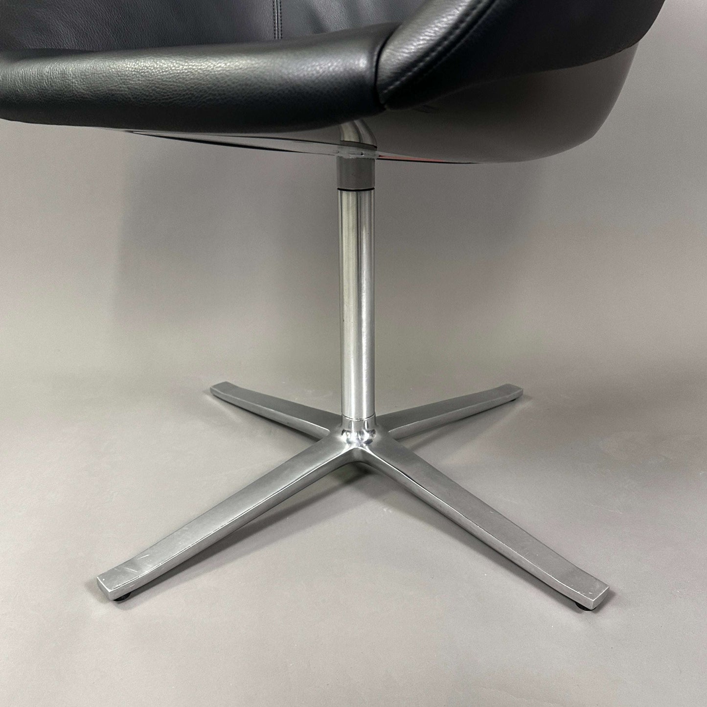Walter Knoll Turtle Chair schwarzer Lederstuhl mit Aluminiumgestell matt und schwarzem Kunststofffuß