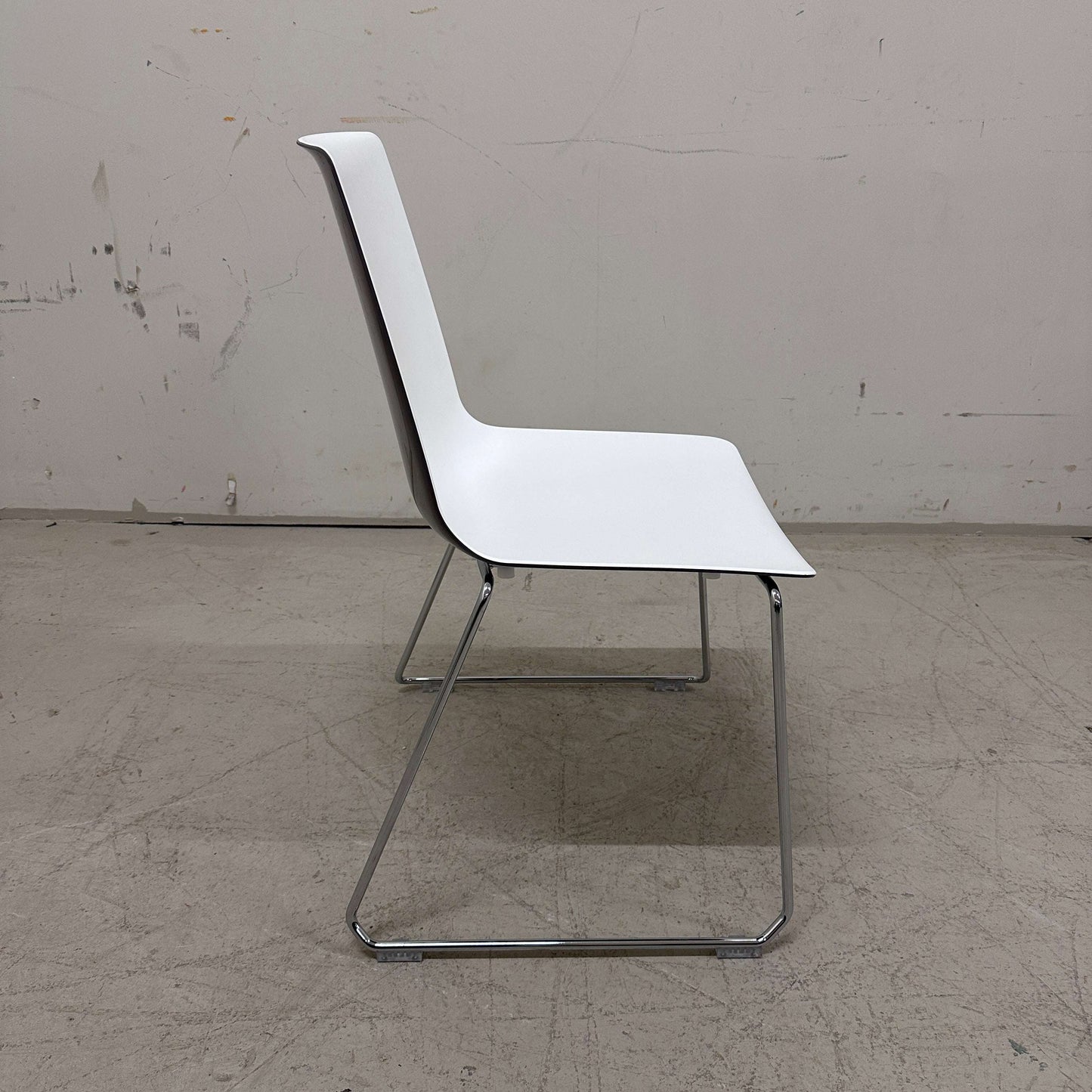 Wiesner-Hager Nooi Kufenstuhl stapelbar in weiß mit Chromgestell, minimalistisches Design