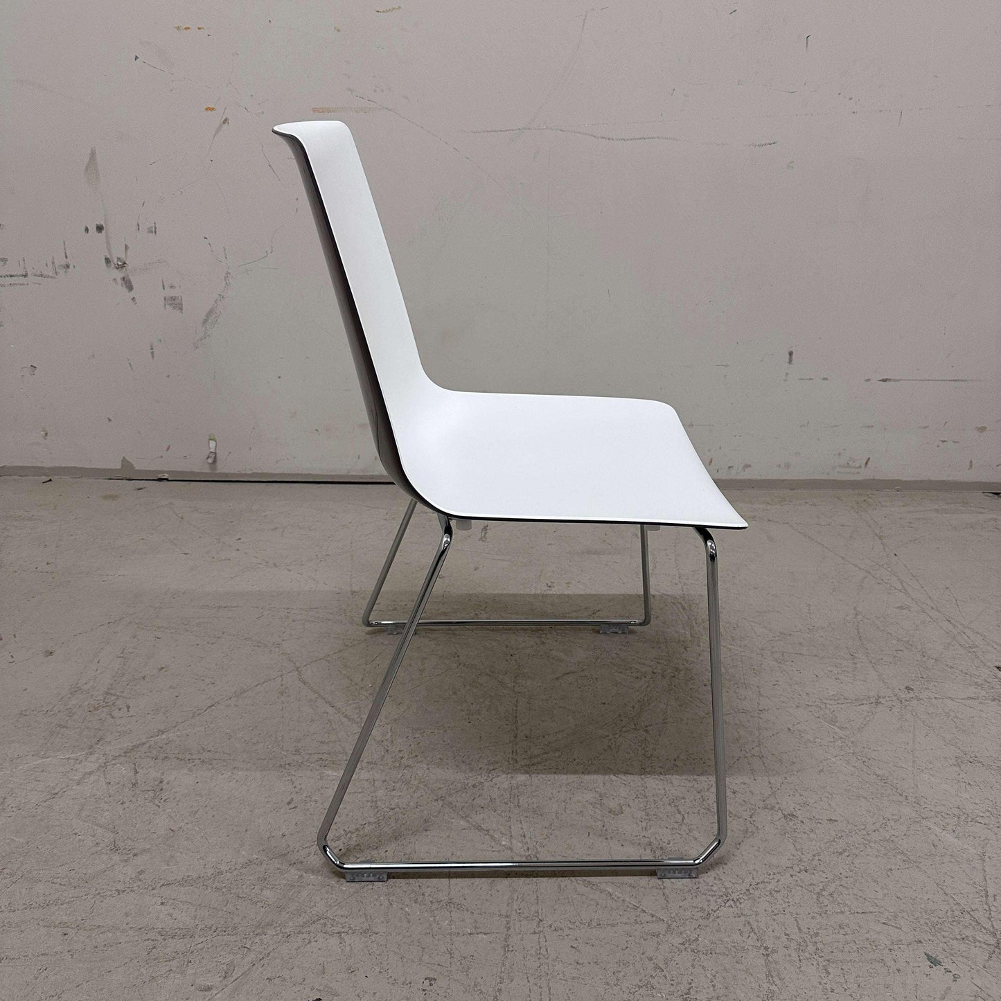 Wiesner-Hager Nooi Kufenstuhl stapelbar in weiß mit Chromgestell, minimalistisches Design