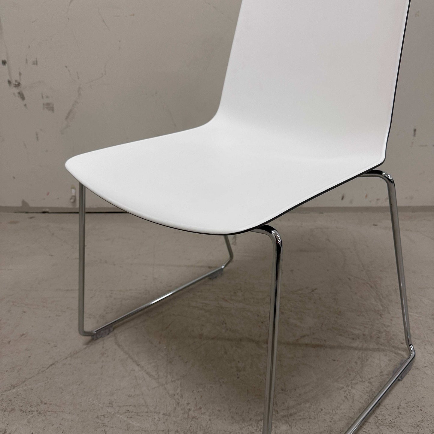 Wiesner-Hager Nooi Kufenstuhl weiß mit chrom Gestell stapelbar modernes Design