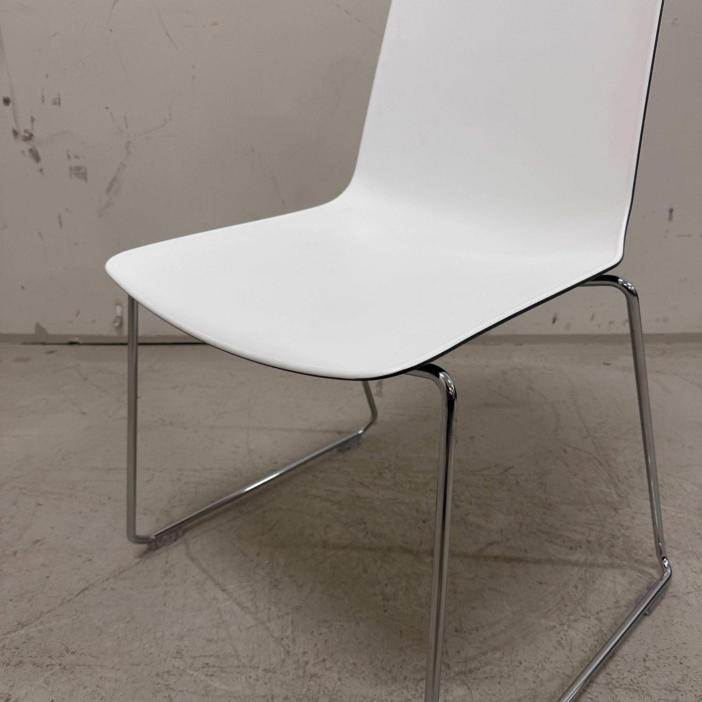 Wiesner-Hager Nooi Kufenstuhl weiß mit chrom Gestell stapelbar modernes Design
