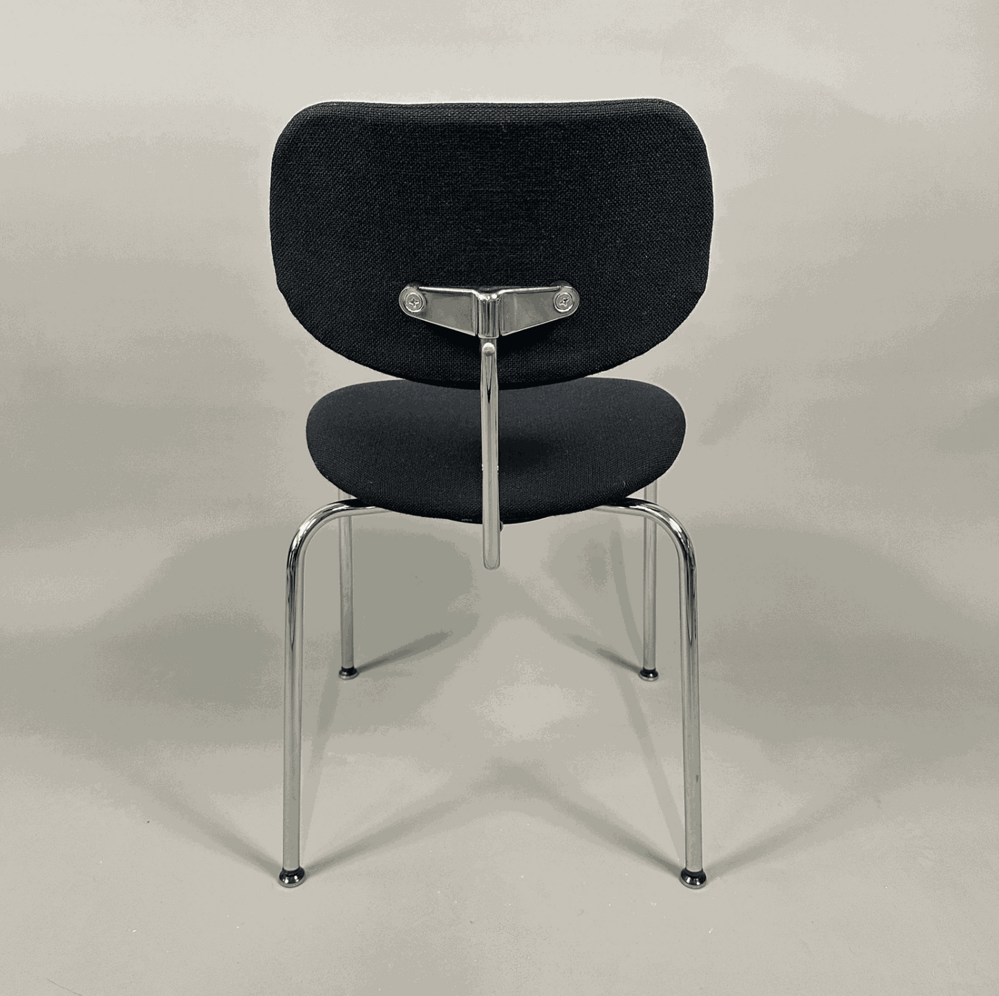 Wilde & Spieth Stapelstuhl SE68SU mit schwarzer Polsterung und Chromgestell von Egon Eiermann, Designklassiker von 1951.