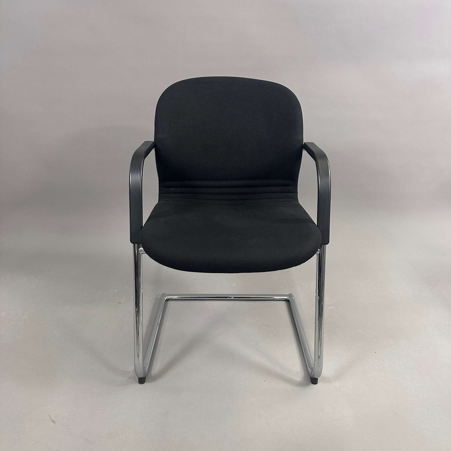 Wilkhahn Besprechungsstuhl Freischwinger FS212/5 mit schwarzem Stoffbezug, schwarzer Kunststoff-Rückenlehne und Chromgestell, zeitlos und bequem.