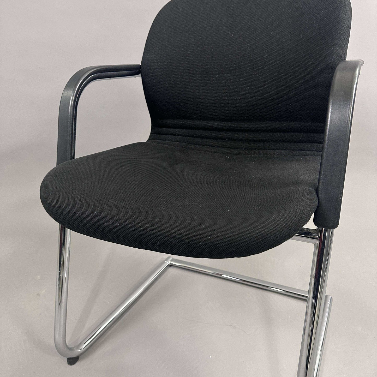Wilkhahn Besprechungsstuhl Freischwinger FS212/5 mit schwarzem Stoffbezug und Chromgestell