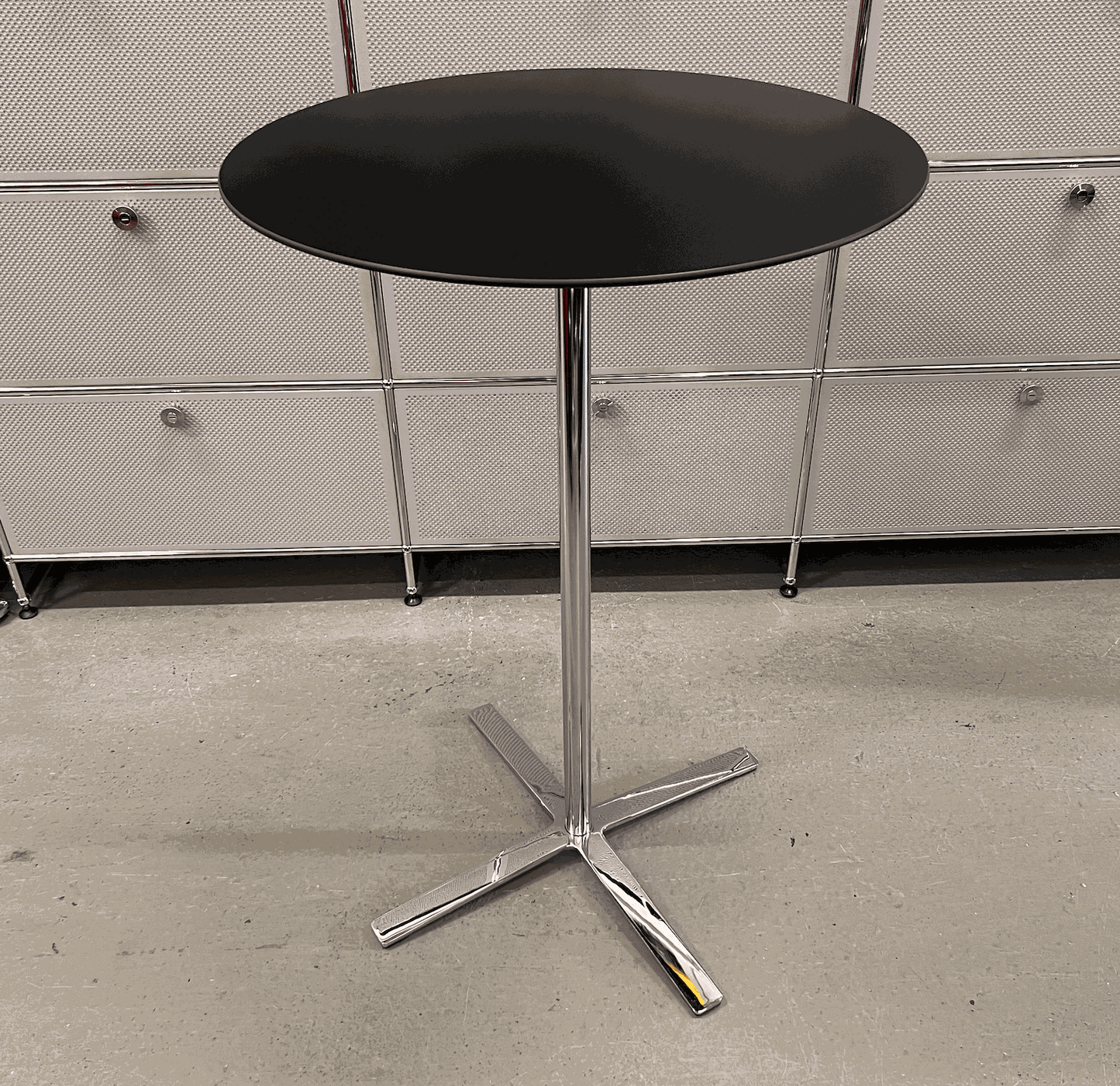 Wilkhahn Bistrotisch with black round 70cm tabletop and chrome pedestal base at 105cm height