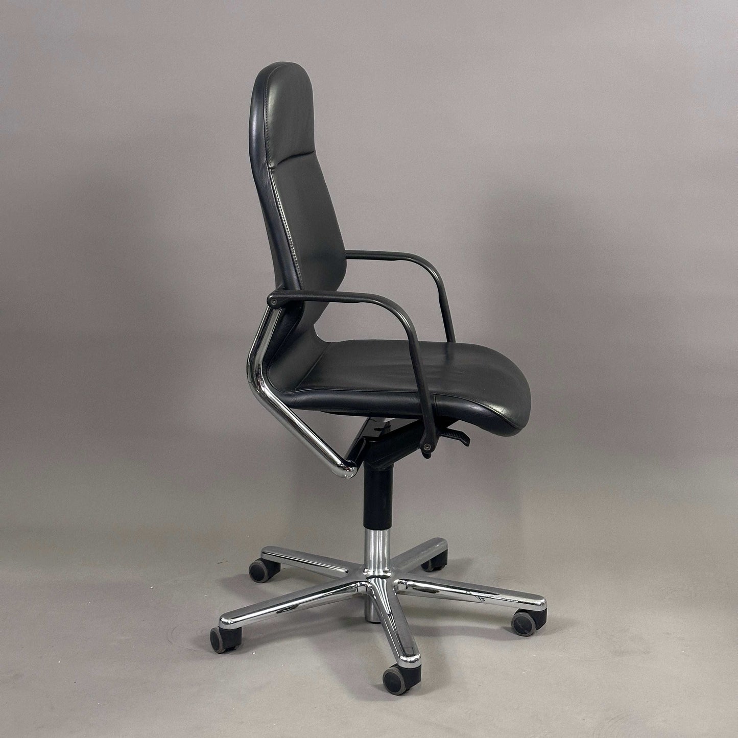 Wilkhahn FS 213/8 Bürostuhl schwarzes Leder hoher Rücken chrom Fußkreuz ergonomisch höhenverstellbar