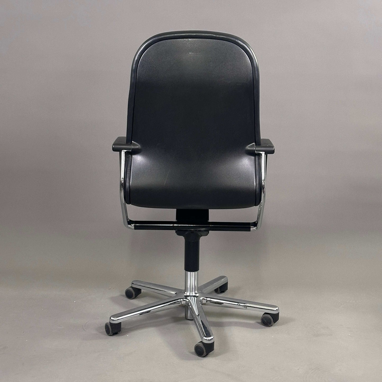 Wilkhahn FS 213/8 Bürostuhl aus schwarzem Leder mit hohem Rücken und chromfarbenem Fußkreuz, höhenverstellbar, arretierbare Rückenlehne.
