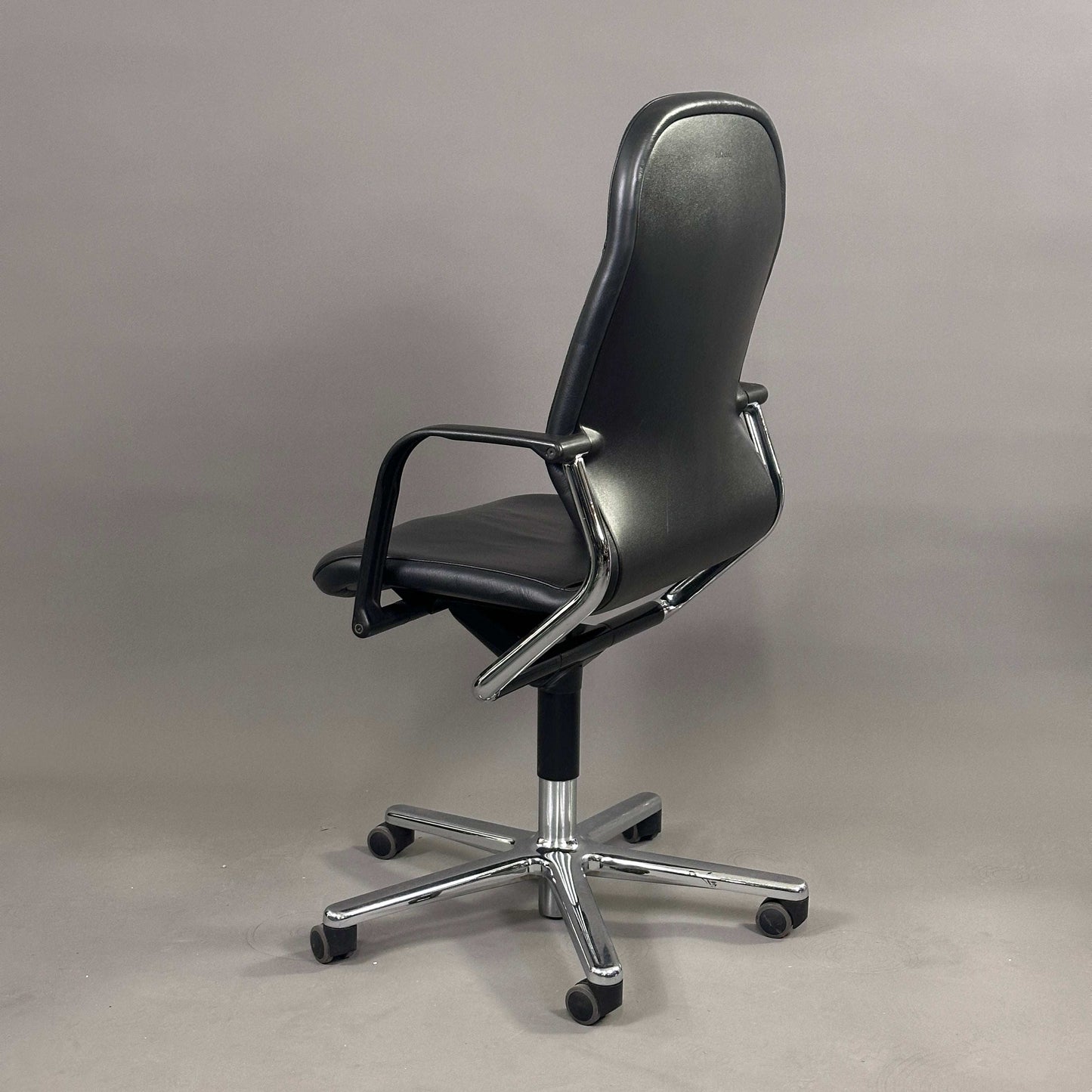 Wilkhahn FS 213/8 Bürostuhl aus schwarzem Leder mit hohem Rücken und Chromfußkreuz