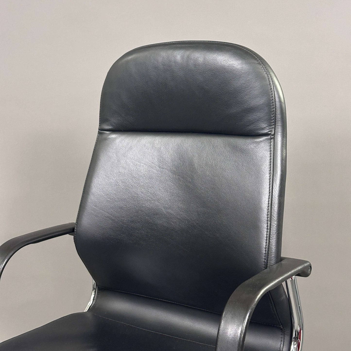 Wilkhahn FS 213/8 Bürostuhl aus schwarzem Leder mit hohem Rücken und chromfarbenem Fußkreuz
