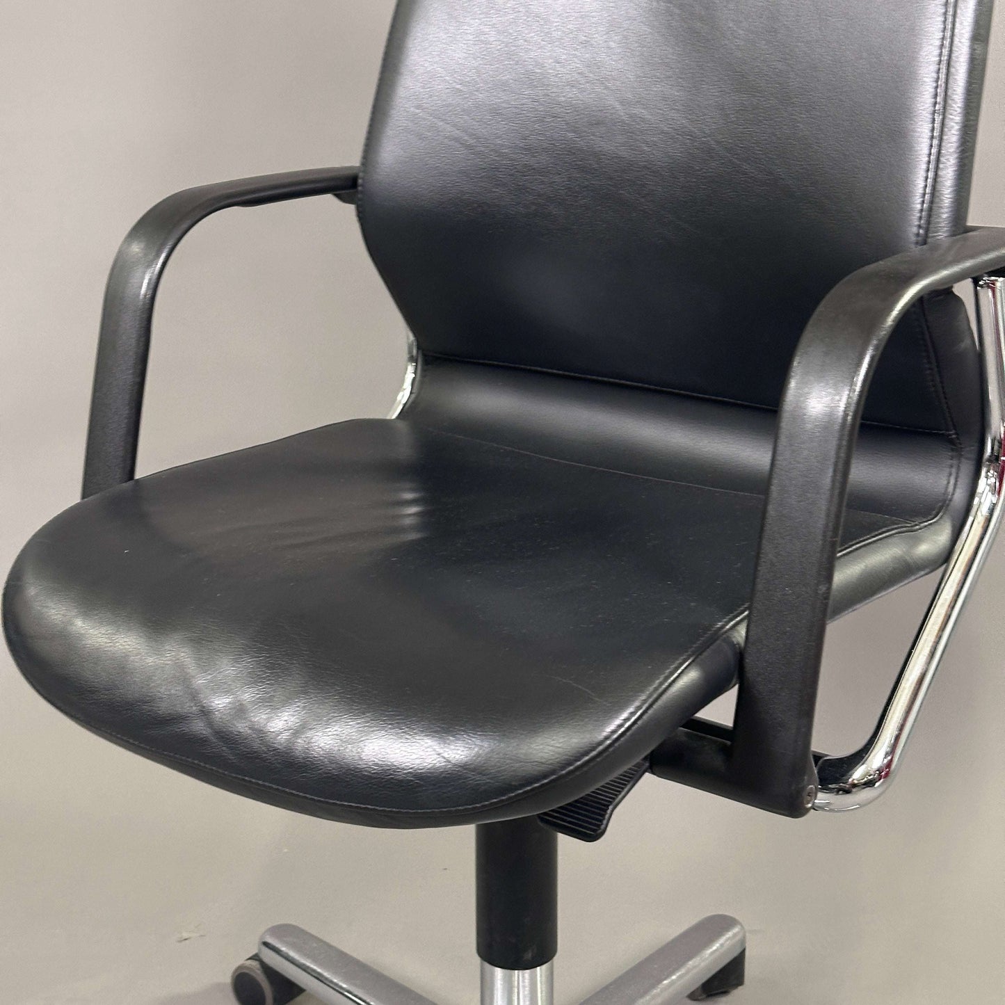 Wilkhahn FS 213/8 Bürostuhl aus schwarzem Leder mit höhenverstellbarer Rückenlehne und Chromfußkreuz
