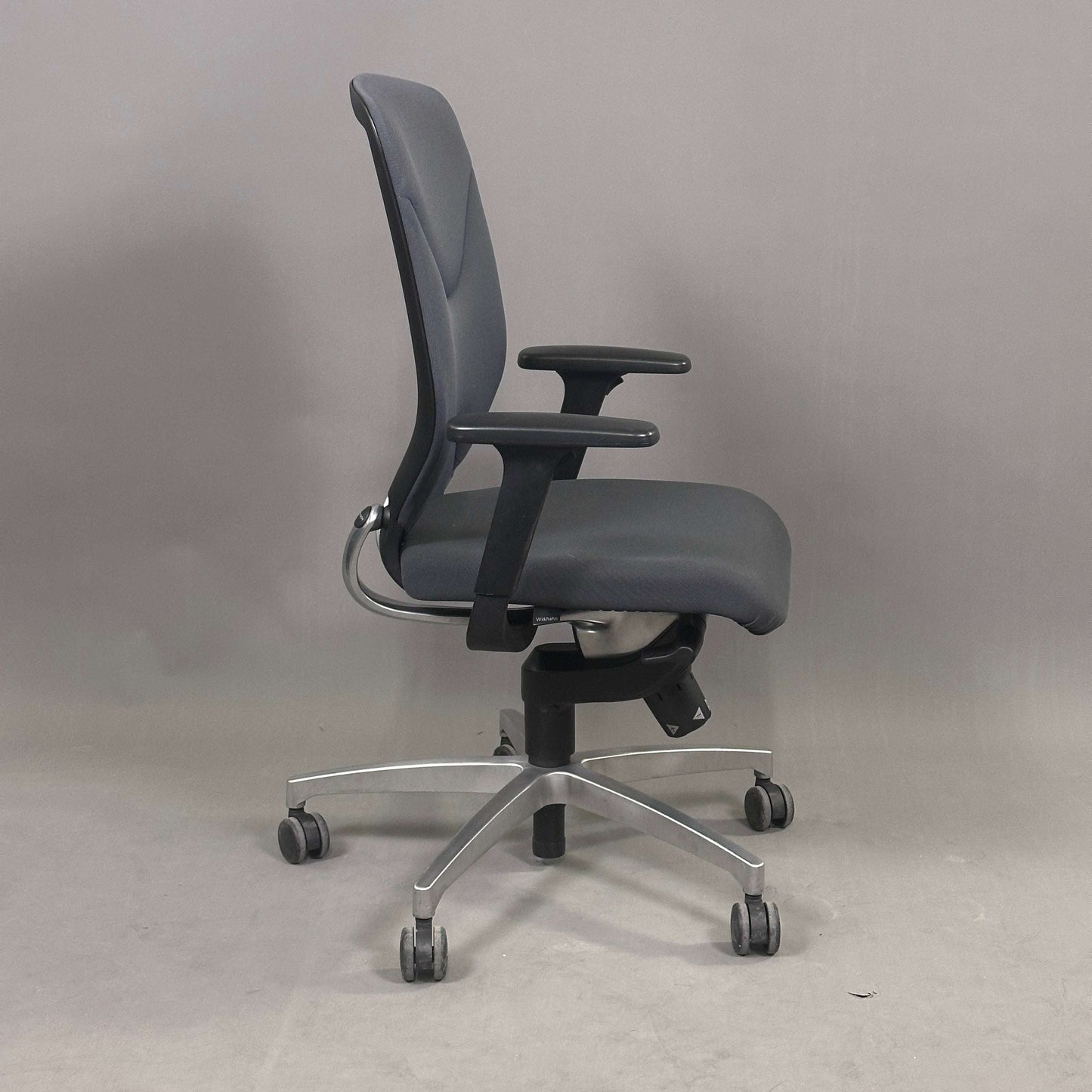 Wilkhahn IN 184/7 ergonomischer Bürostuhl mit grauem Polster und verchromtem Metallfußkreuz, höhenverstellbar, mit 3D-Armlehnen und Lordosenstütze