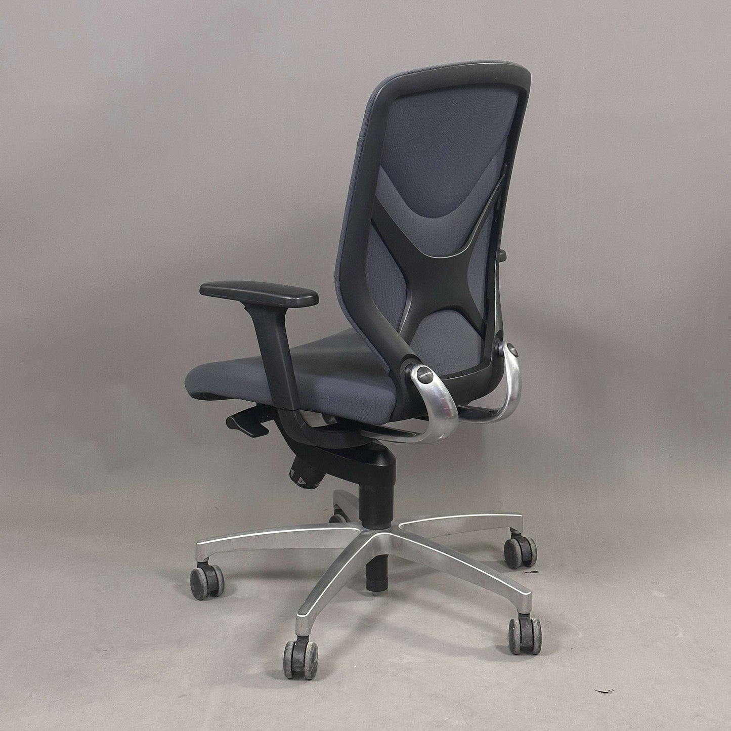 Wilkhahn IN 184/7 ergonomischer Bürostuhl mit grauem Polster und verchromtem Metallfußkreuz, höhenverstellbar, mit 3D-Armlehnen und Lordosenstütze