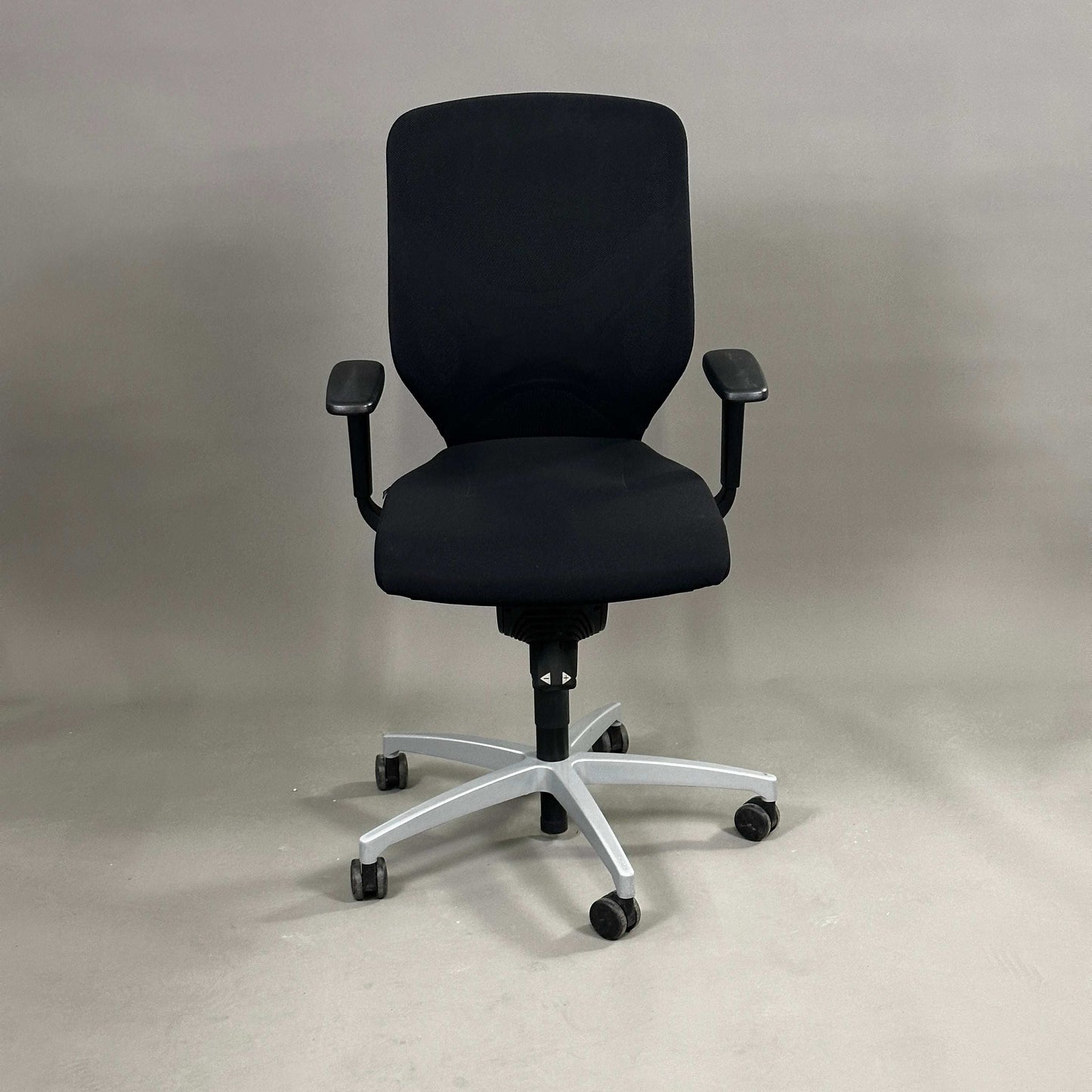 Wilkhahn IN 184/7 ergonomischer Bürostuhl schwarz mit silbernem Metallfußkreuz und höhenverstellbaren 3D-Armlehnen