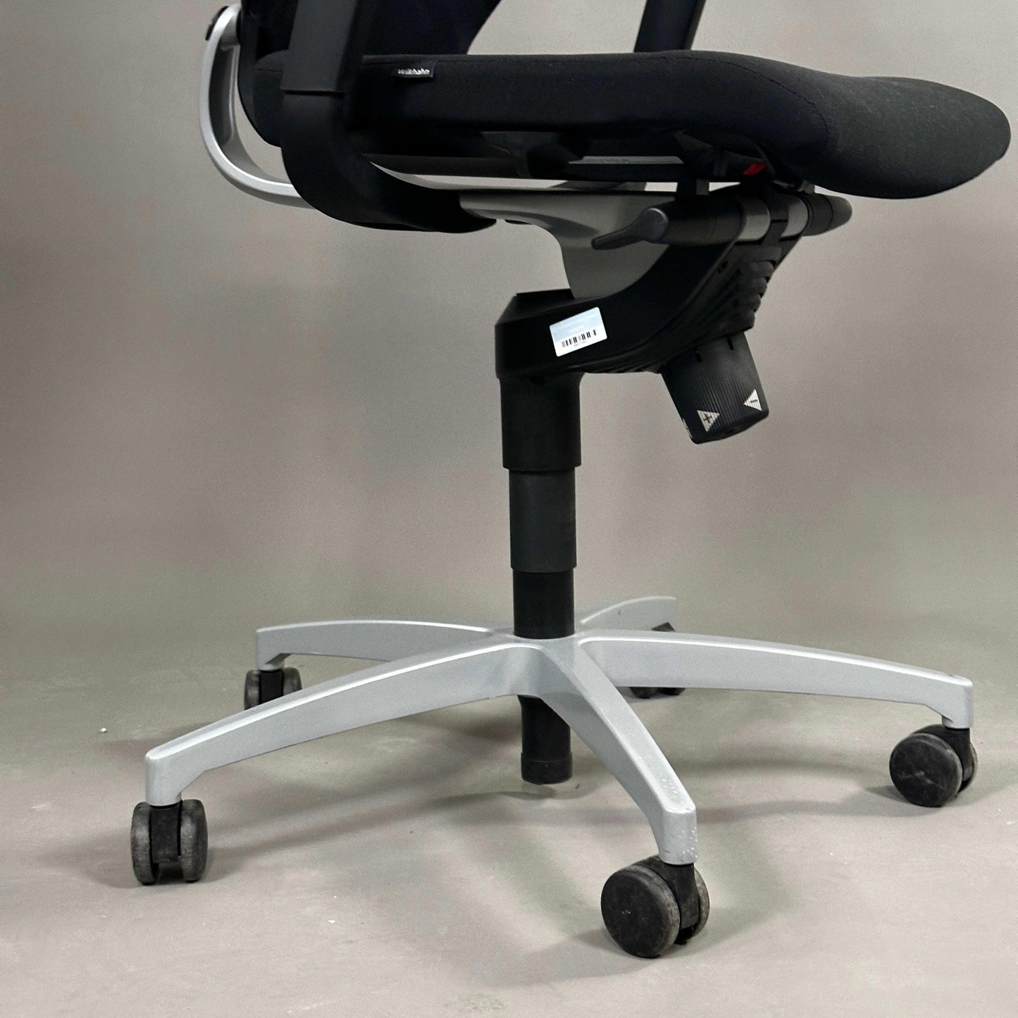 Wilkhahn IN 184/7 Bürostuhl in Schwarz mit silbernem Metallfußkreuz und Netzstoffbezug