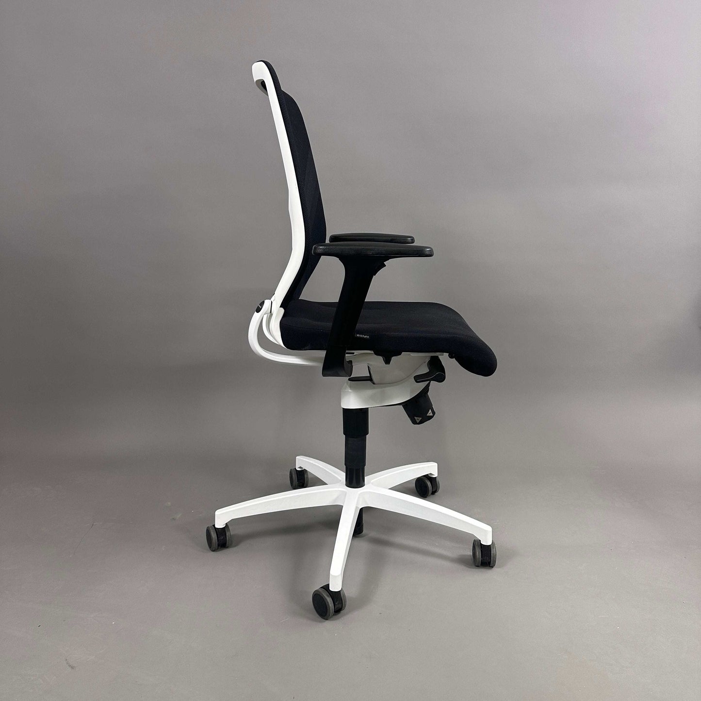 Wilkhahn IN 184/7 ergonomischer Bürostuhl schwarz mit weißem Kunststofffußkreuz und Universalrollen für harte und weiche Böden