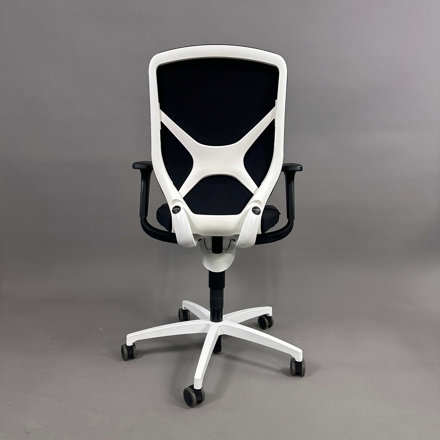 Wilkhahn IN 184/7 ergonomischer Bürostuhl mit schwarzem Stoffbezug und weißem Kunststofffußkreuz, höhenverstellbar mit 3D-Vorwärtsneigung und Lordosenstütze