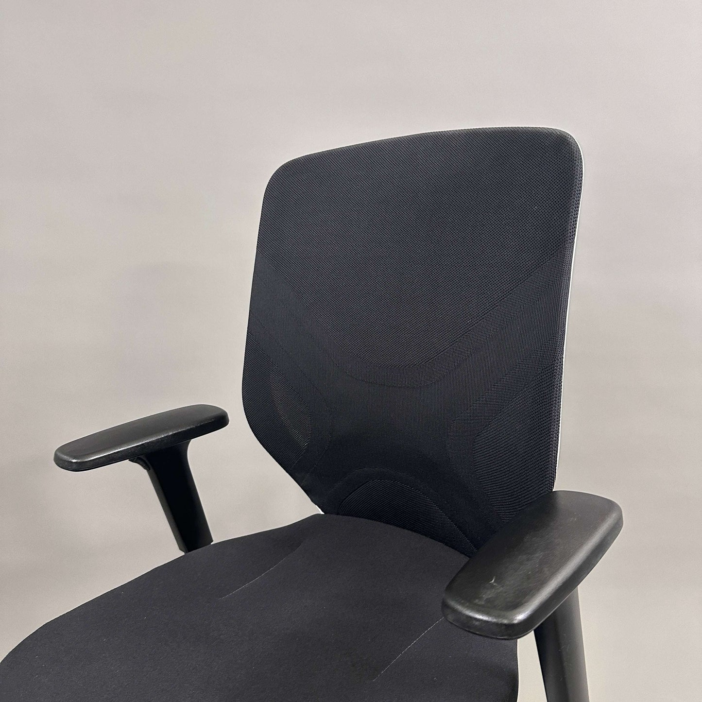 Wilkhahn IN 184/7 ergonomischer Bürostuhl schwarz mit weißen Kunststofffußkreuz und höhenverstellbaren Armlehnen