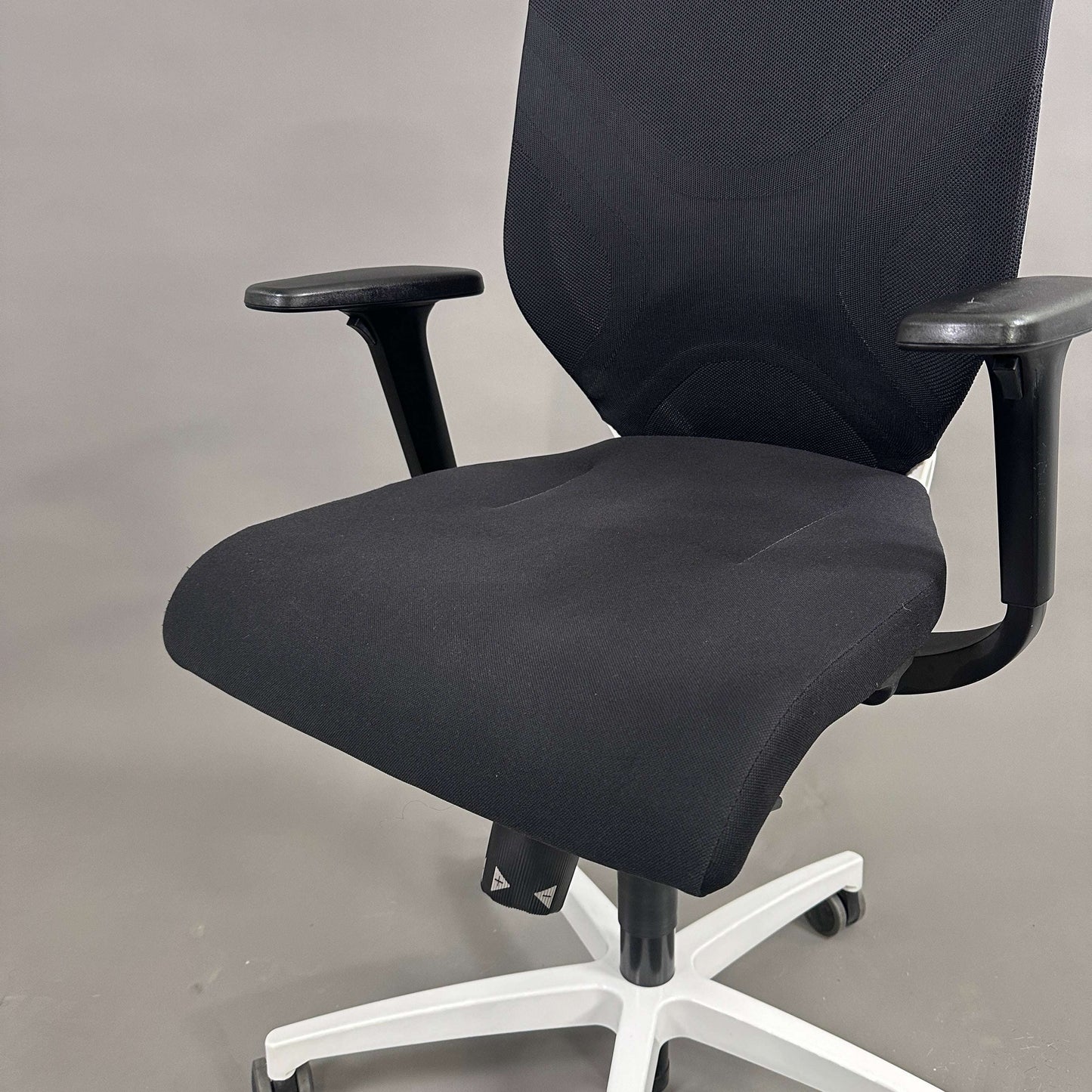 Wilkhahn IN 184/7 ergonomischer Bürostuhl schwarz mit weißem Kunststoff-Fußkreuz und höhenverstellbaren Armlehnen