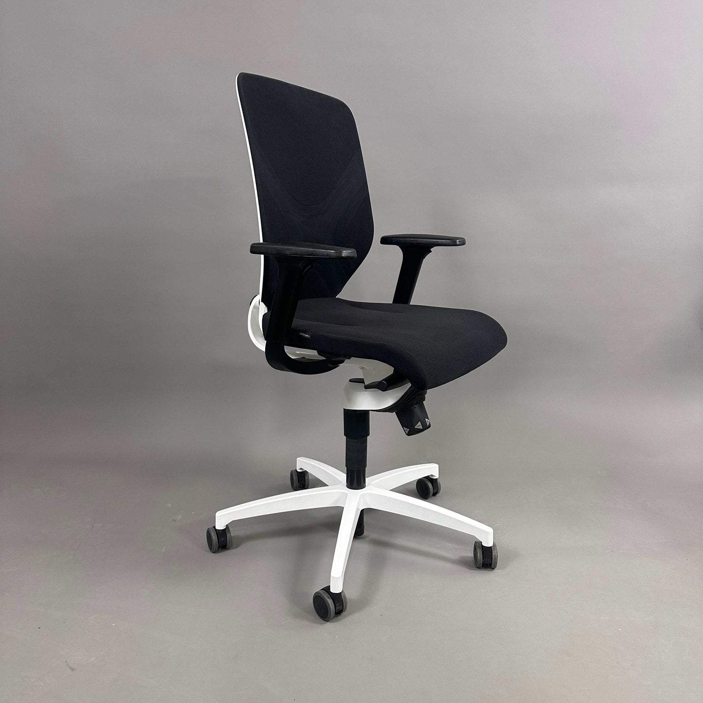Wilkhahn IN 184/7 ergonomischer Bürostuhl schwarz mit weißem Kunststoff-Fußkreuz und Universalrollen, höhenverstellbar mit Lordosenstütze und Armlehnen