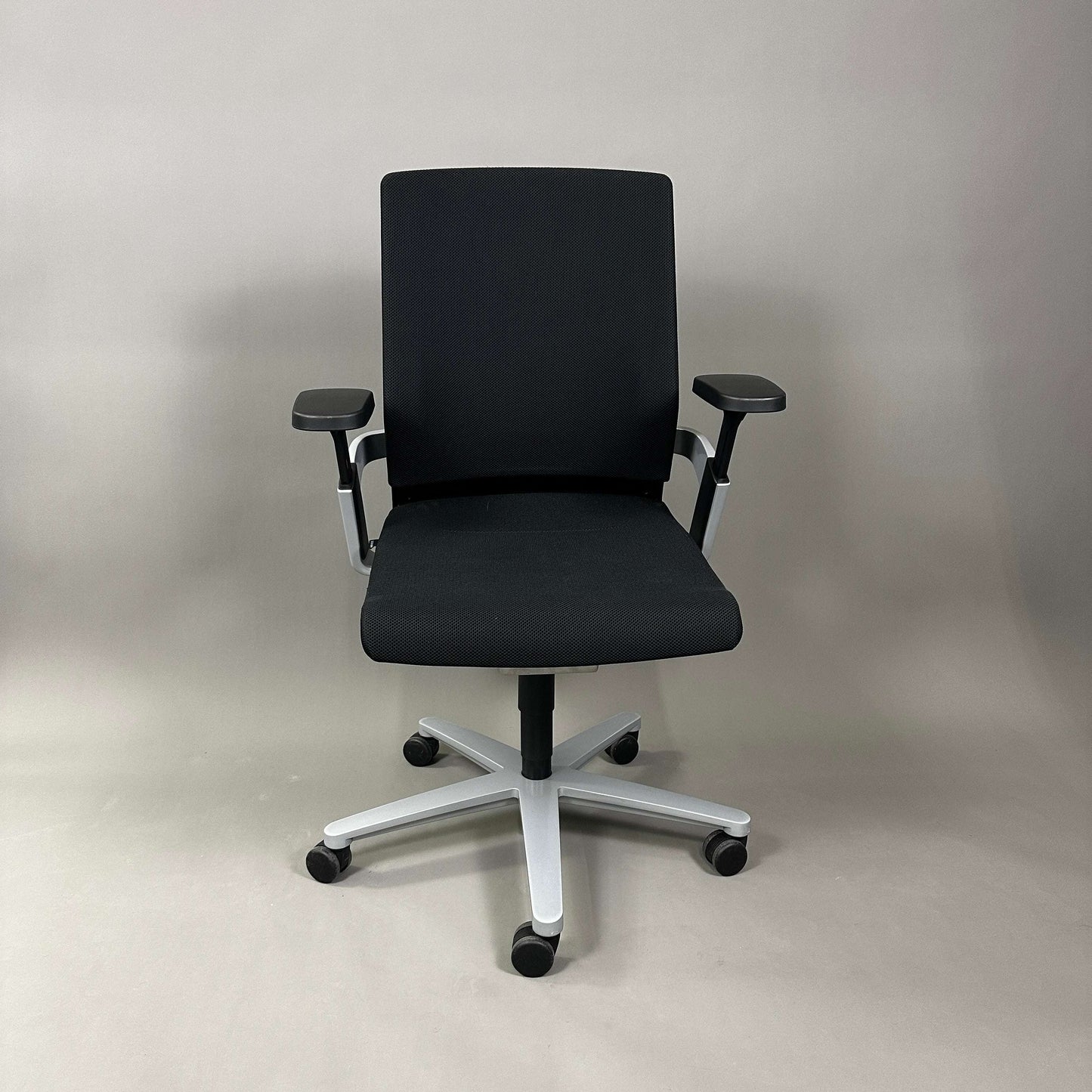 Wilkhahn ON ergonomic office chair with black fabric seat, black mesh backrest, silver coated aluminum base, adjustable height, depth, and armrests