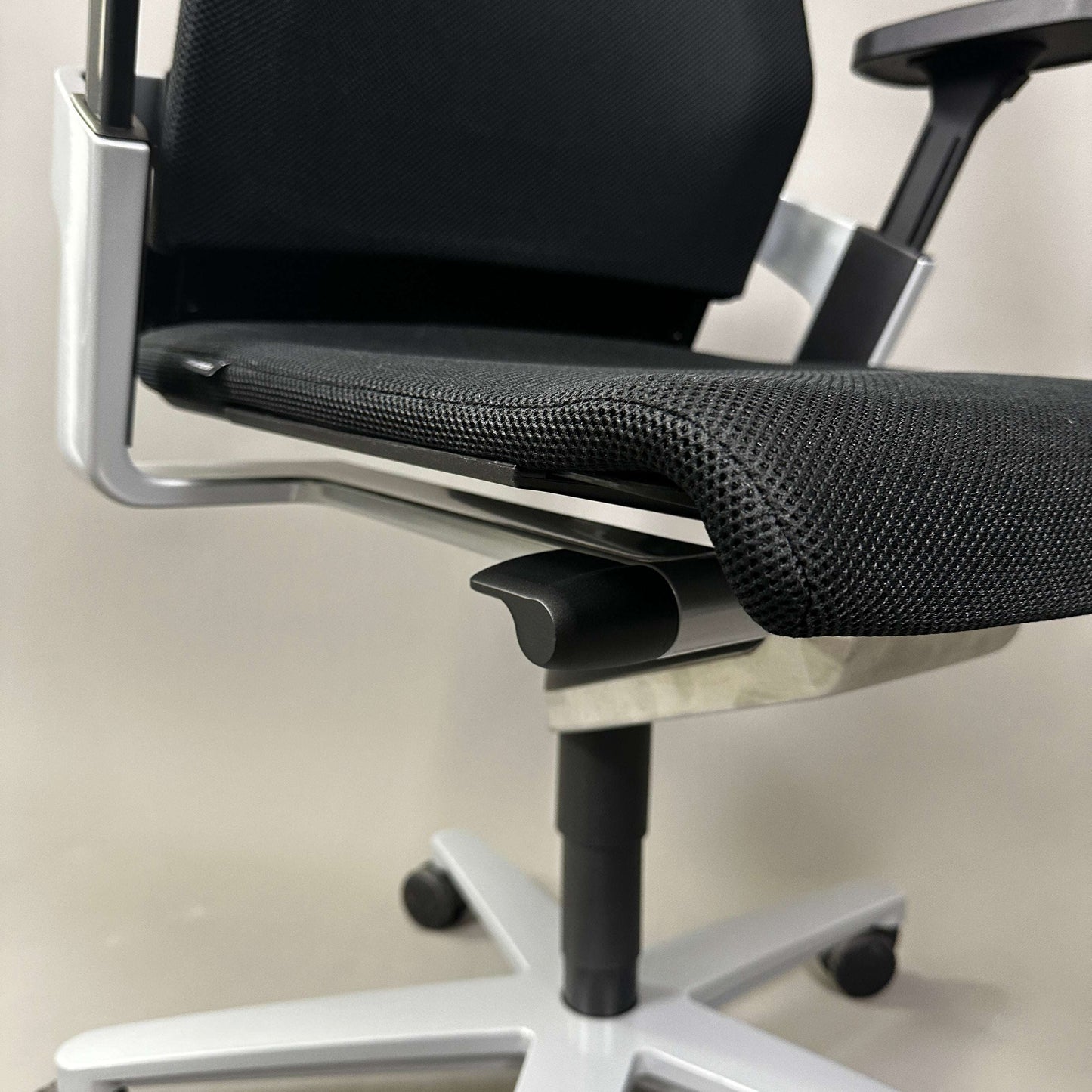 Wilkhahn ON ergonomic office chair with black mesh backrest and silver coated aluminum base