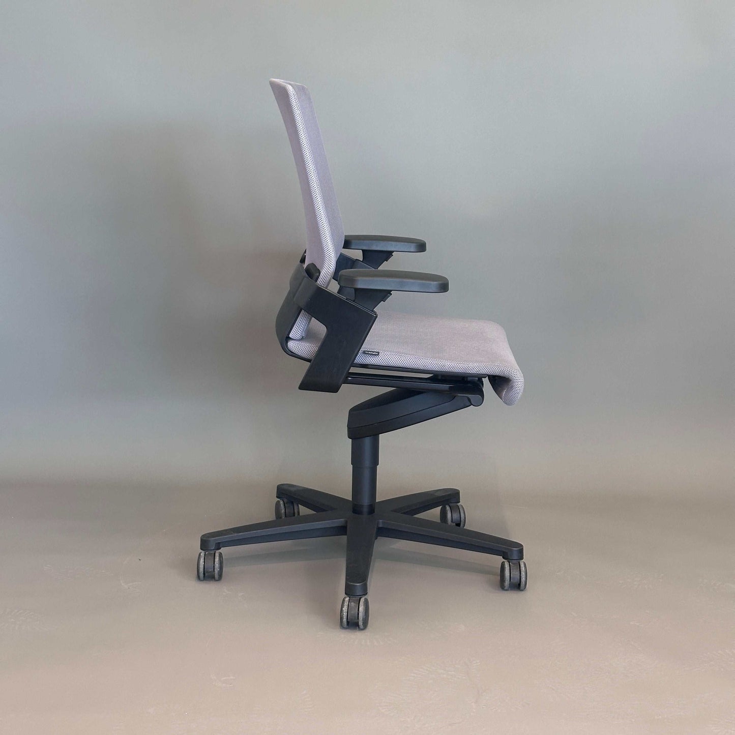 Wilkhahn ON ergonomischer Bürostuhl grau schwarzes Fußkreuz 2D-Armlehnen Sitz- und Rückenlehnenverstellung Mesh-Bezug