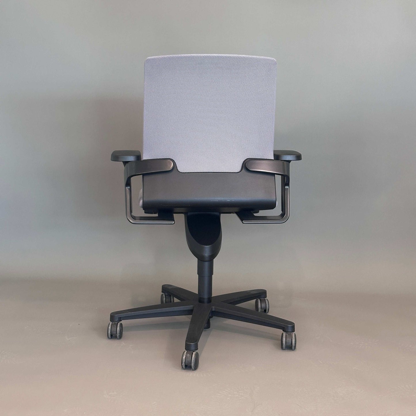 Wilkhahn ON ergonomischer Bürostuhl mit grauem Mesh-Bezug und schwarzem Kunststoff-Fußkreuz, 2D-Armlehnen und verstellbarer Rückenlehne