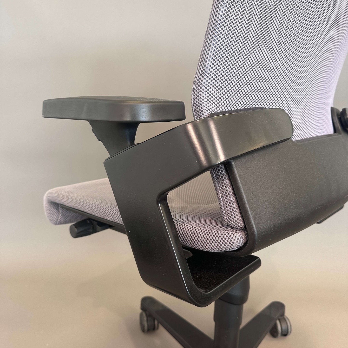 Wilkhahn ON ergonomischer Bürostuhl mit grauem Mesh-Bezug und schwarzem Kunststoff-Fußkreuz