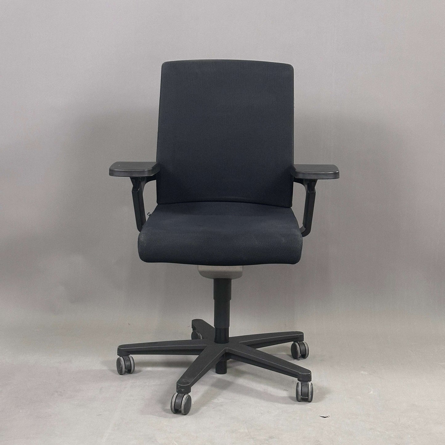 Wilkhahn ON Bürostuhl in Schwarz mit Mesh-Bezug, höhenverstellbar, 2D-Armlehnen und Kunststofffußkreuz