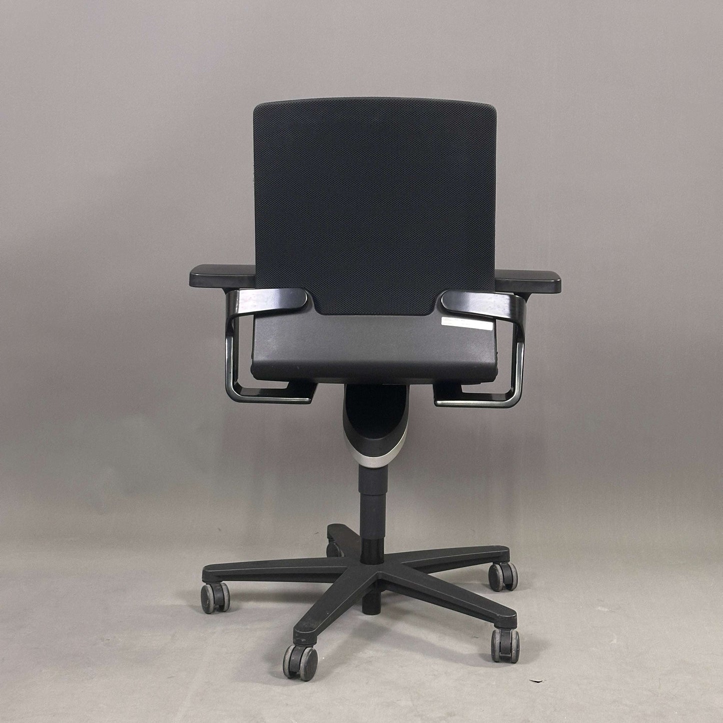 Schwarzer Wilkhahn ON Bürostuhl mit Mesh-Bezug, höhenverstellbarer Rückenlehne und 2D-Armlehnen