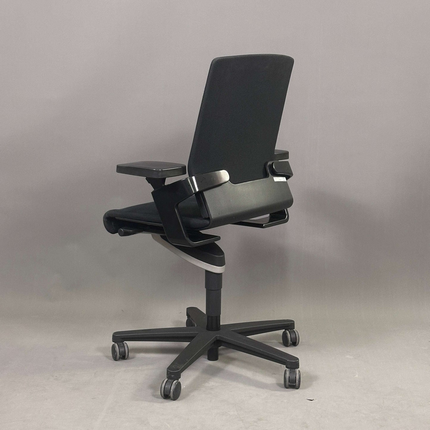 Wilkhahn ON ergonomischer Bürostuhl mit schwarzem Mesh-Bezug und verstellbaren Armlehnen.