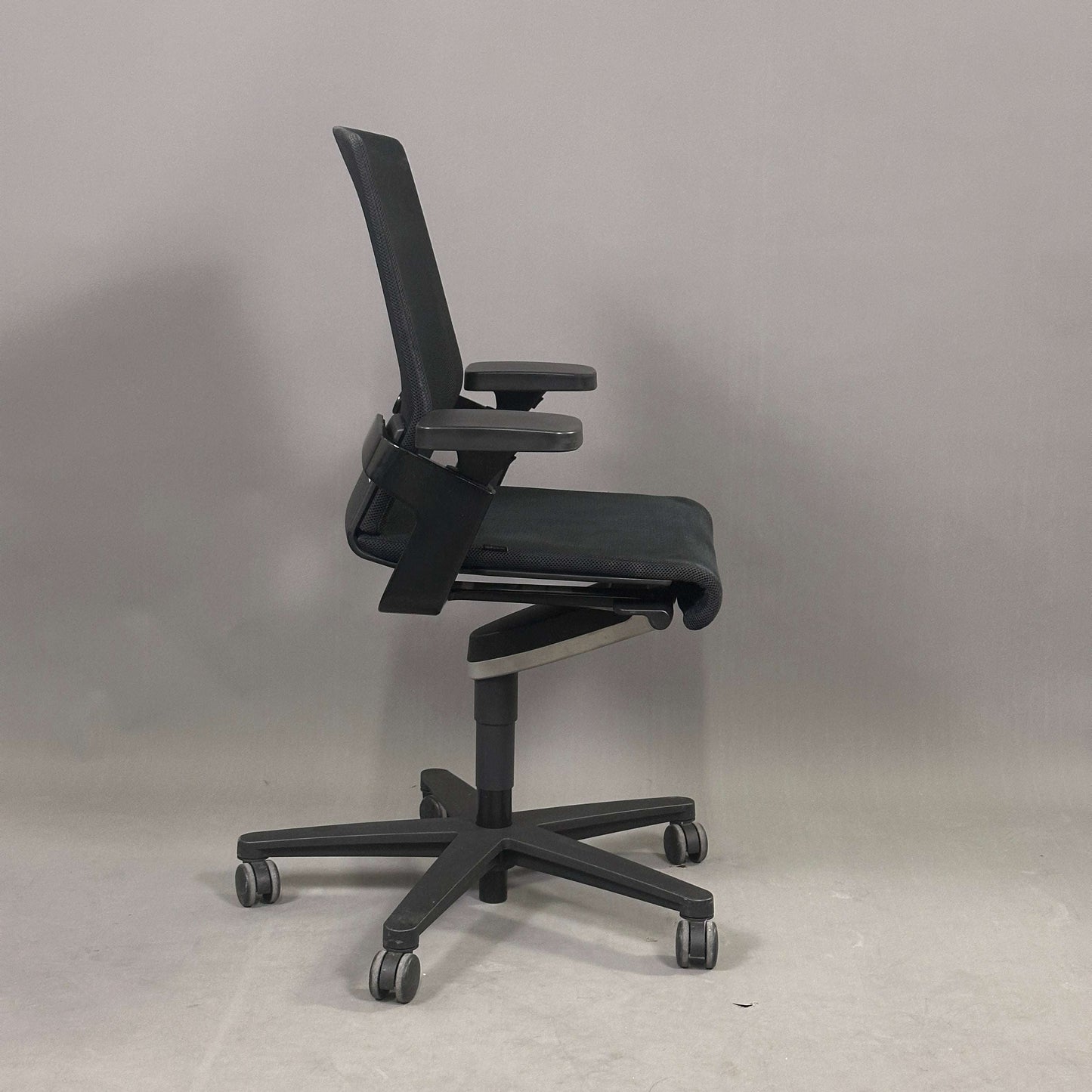 Wilkhahn ON schwarzer ergonomischer Bürostuhl mit Mesh Bezug, höhenverstellbar, neigbarer Rückenlehne und 2D-Armlehnen