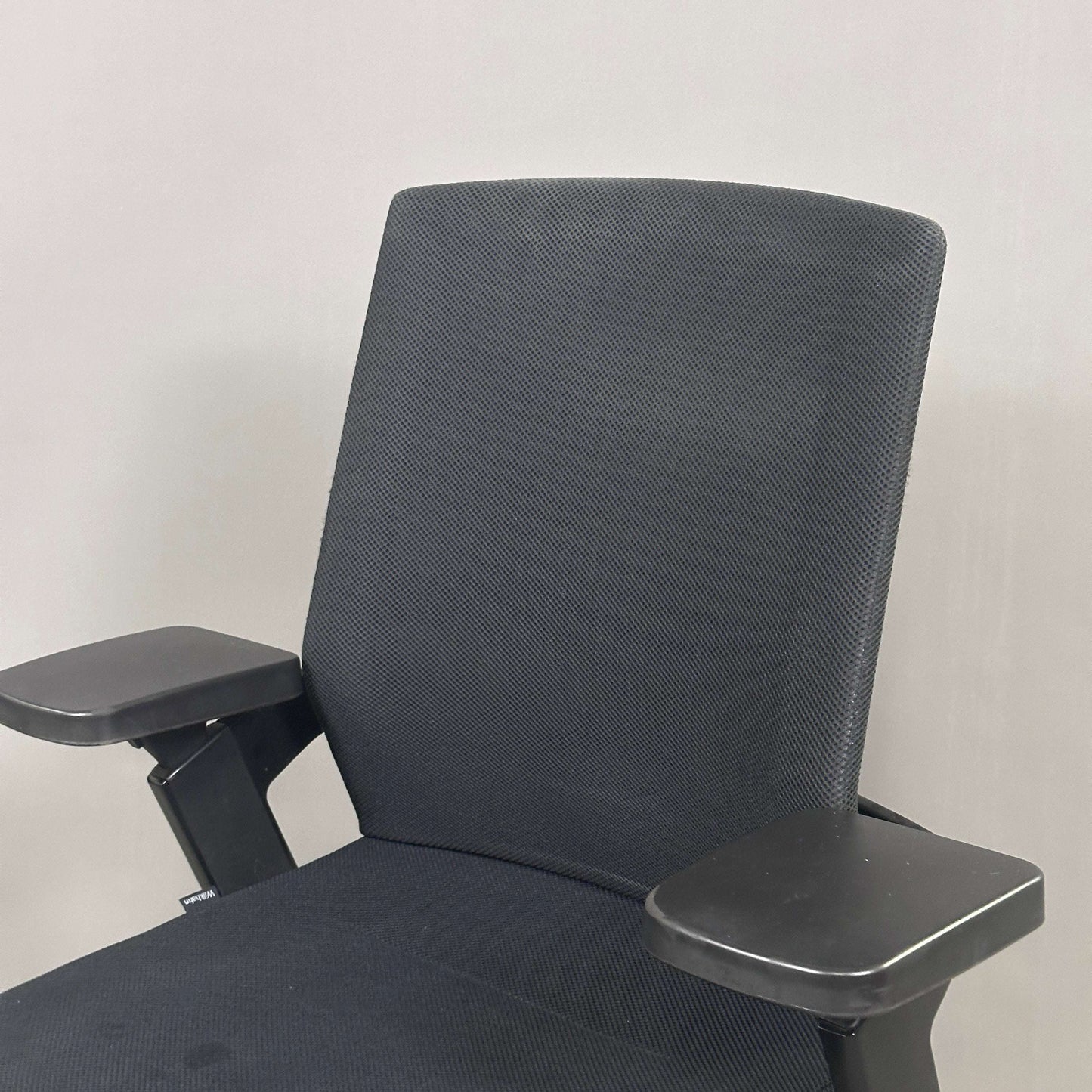 Wilkhahn ON 174/7 ergonomischer schwarzer Bürostuhl mit Mesh-Bezug und verstellbaren Armlehnen