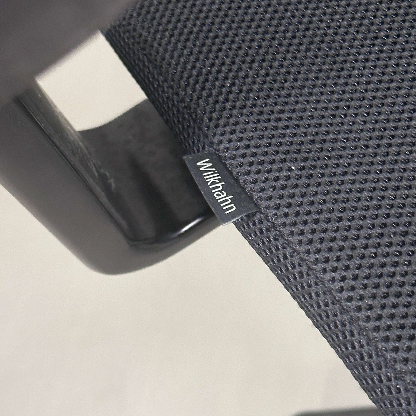 Wilkhahn ON 174/7 Bürostuhl schwarz mit Mesh Bezug, 2D-Armlehnen, höhenverstellbarer Rückenlehne und Sitzhöhenverstellung.