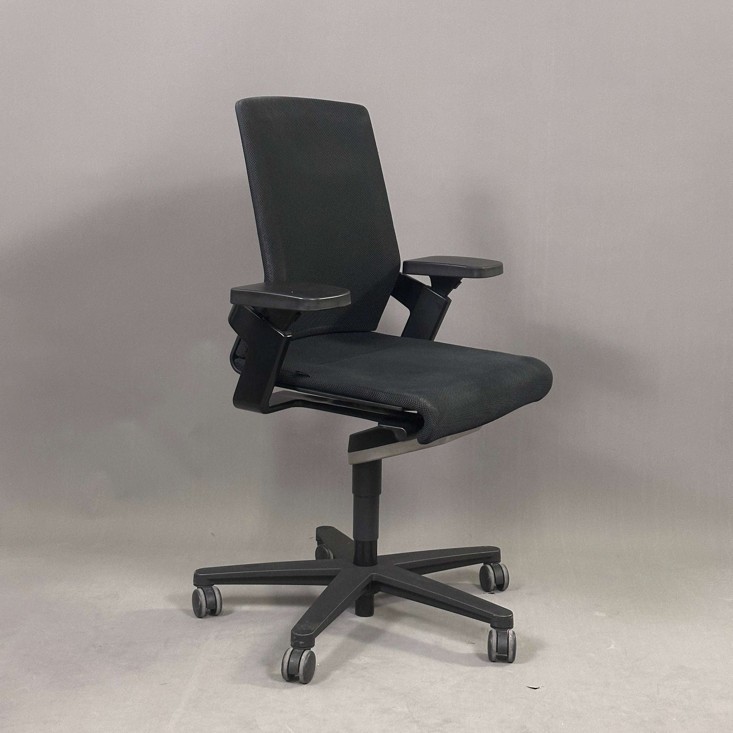 Wilkhahn ON ergonomischer Bürostuhl mit schwarzem Mesh-Bezug und verstellbaren Armlehnen