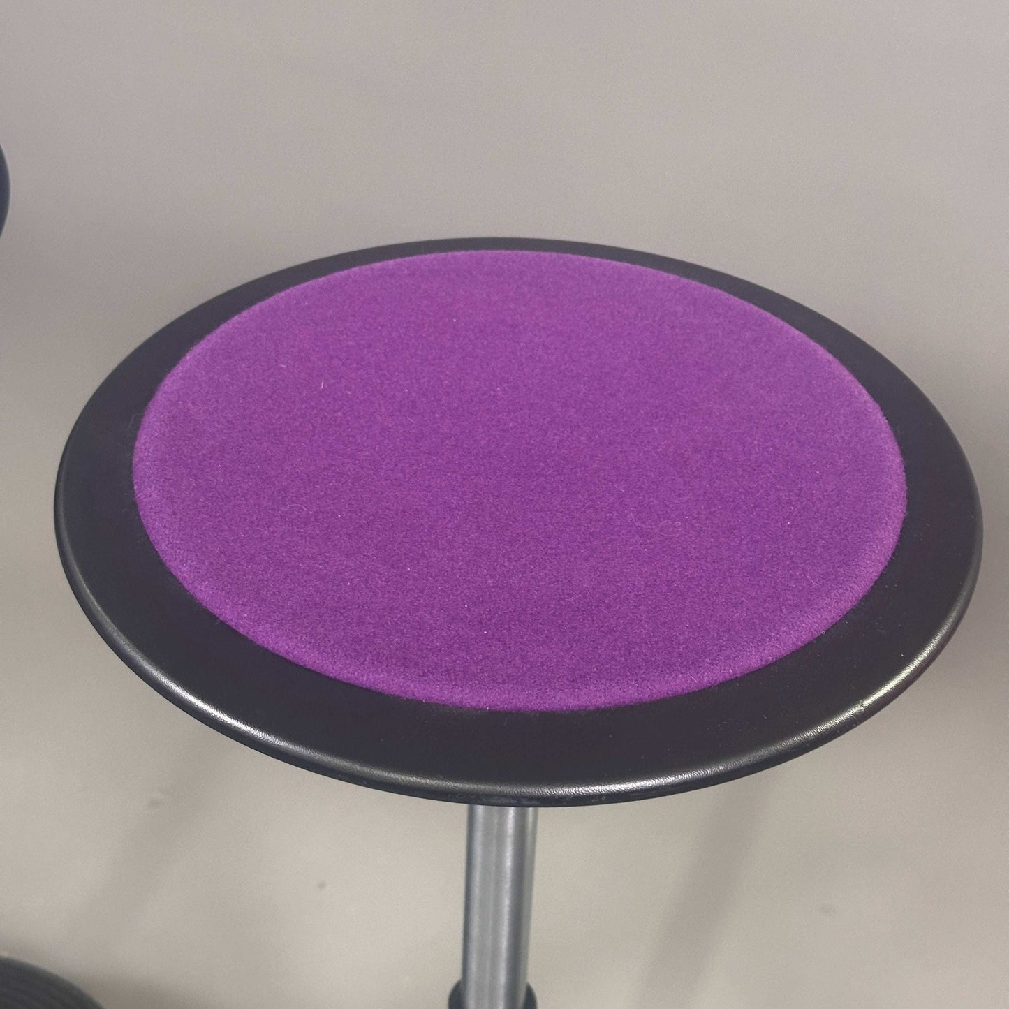 Wilkhahn Stehhilfe Stitz standing aid stool with purple fabric seat and adjustable height
