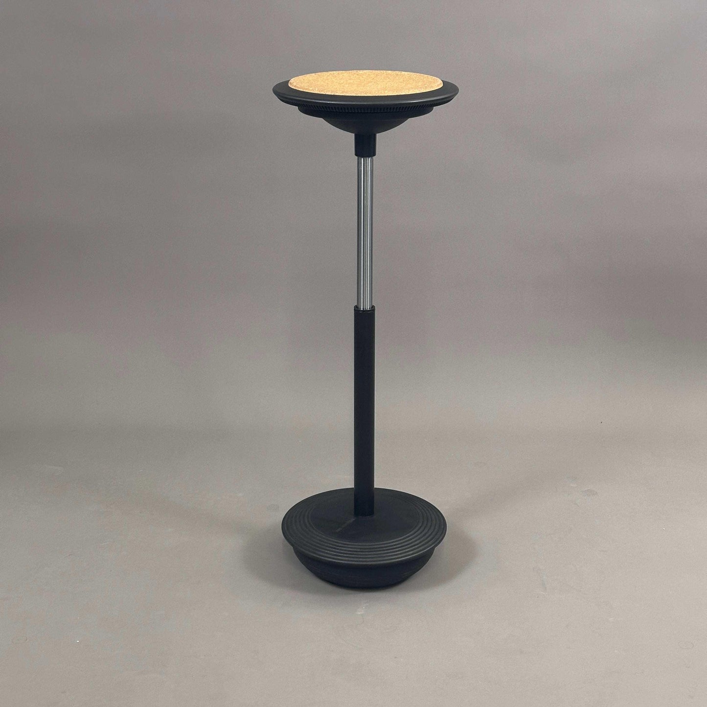 Wilkhahn Stehhilfe Stitz adjustable standing stool with cork seat and black elastic base