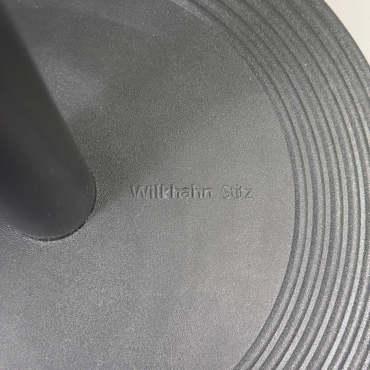 Close-up of Wilkhahn Stehhilfe Stitz standing aid base in black with embossed logo