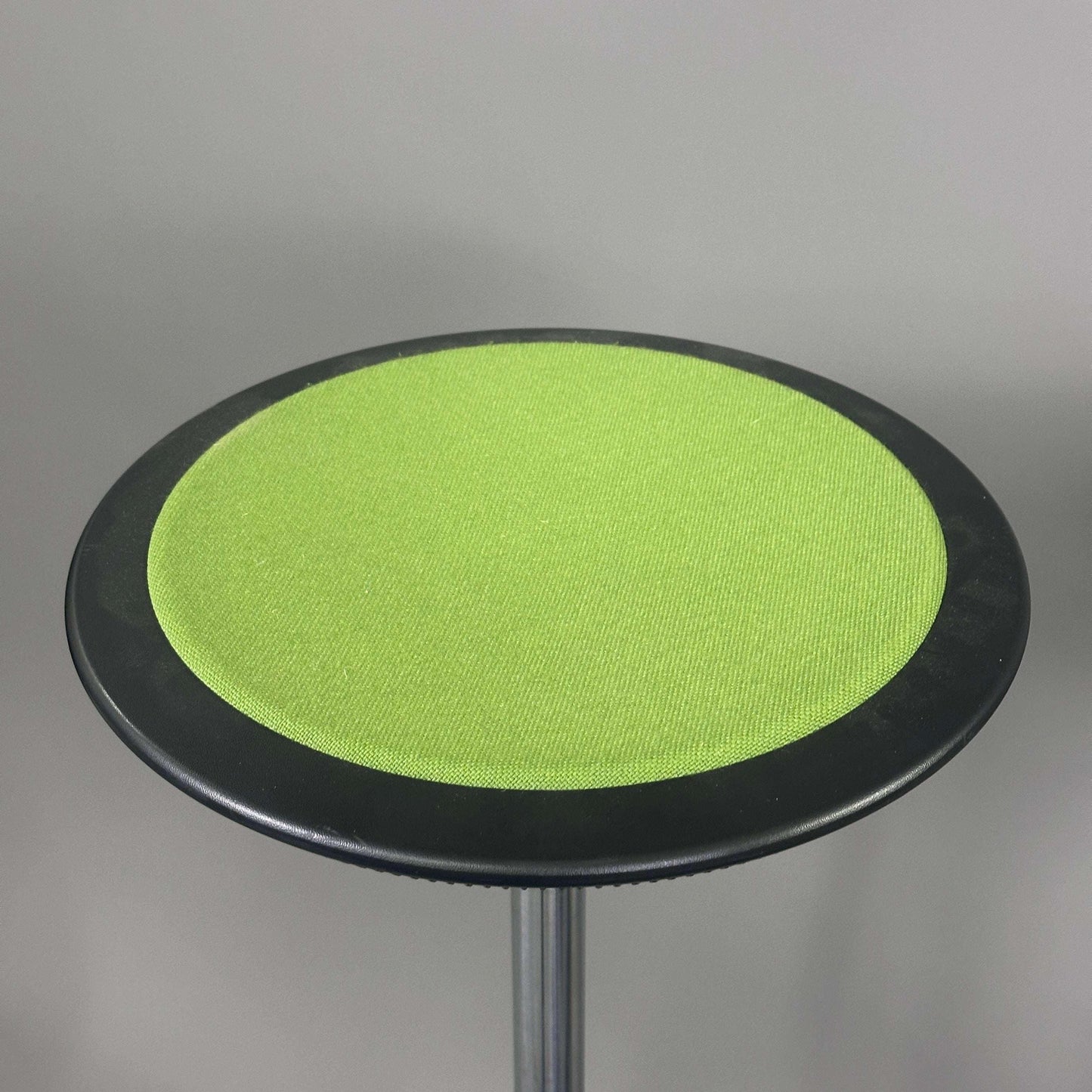 Wilkhahn Stehhilfe Stitz standing aid stool with green fabric seat and adjustable height on black base