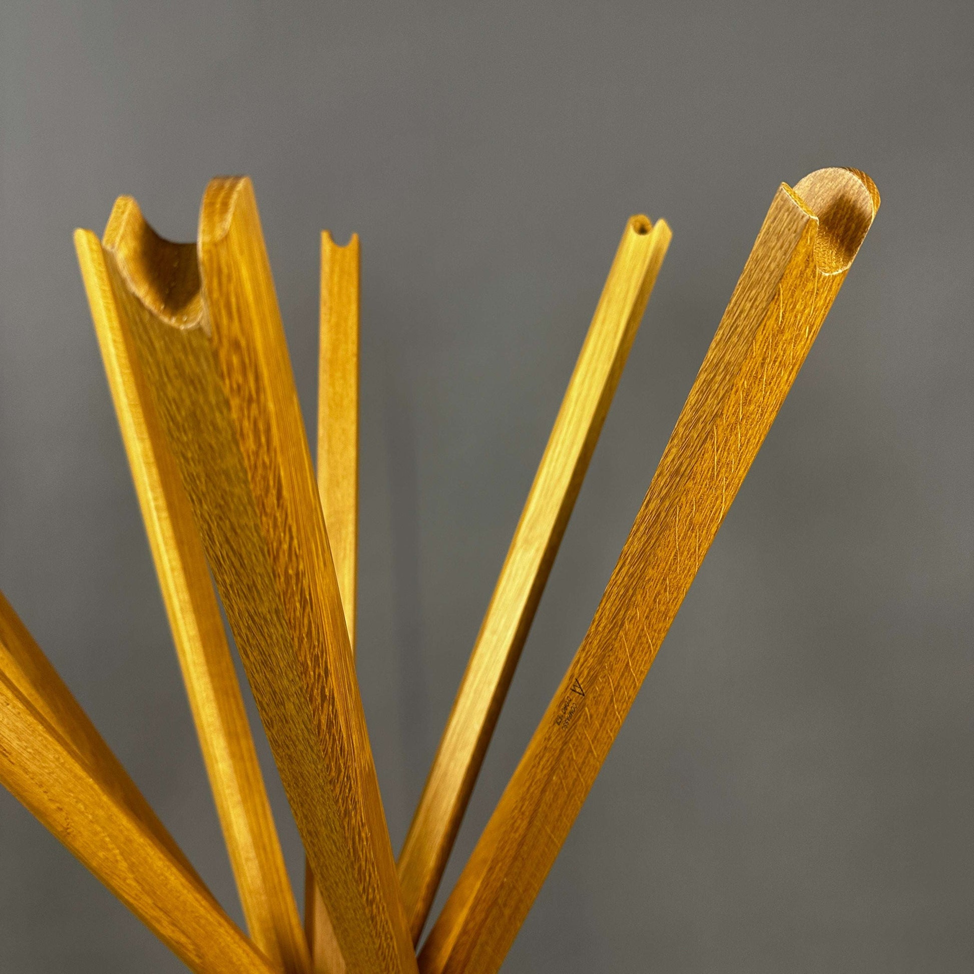 Zanotta Sciangai Kleiderständer aus Eschenholz mit ausgefallenem Design und Compasso d'Oro Auszeichnung