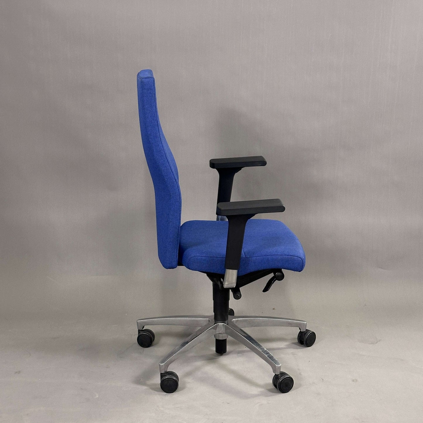 Züco Cuboflex ergonomischer Bürostuhl mit dunkelblauem Stoffbezug und chromfarbenem Fußkreuz, höhenverstellbar mit arretierbarer Rückenlehne und 2D verstellbaren Armlehnen