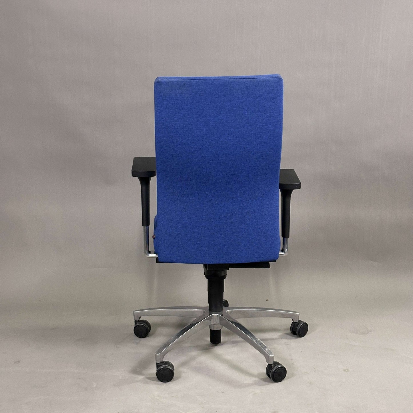 Züco Cuboflex Bürostuhl dunkelblau mit verstellbarer Rückenlehne und 2D Armlehnen, chromfarbenes Fußkreuz